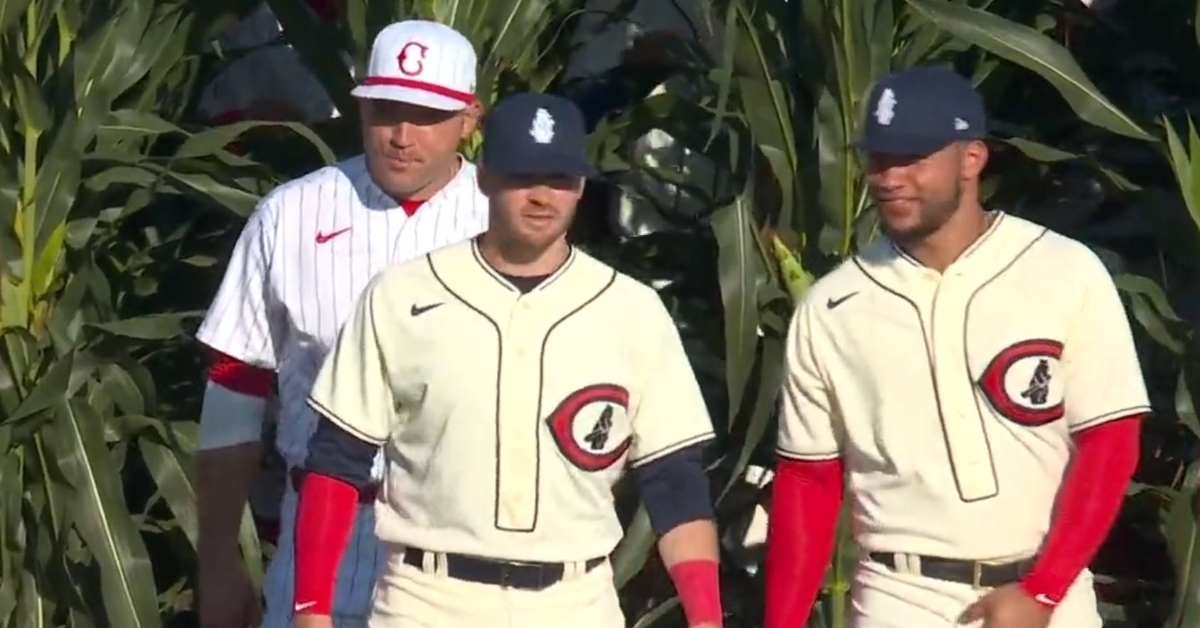 Reds & Cubs players and legends emerge from corn field at MLB at Field of  Dreams 