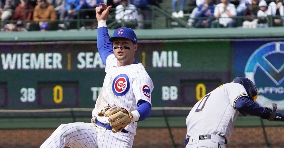 Moving back to second base no issue for Cubs' Hoerner