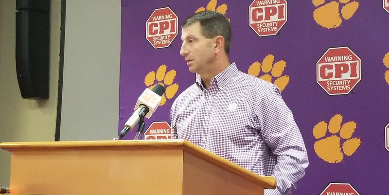 Swinney previews Syracuse Tuesday in the team room