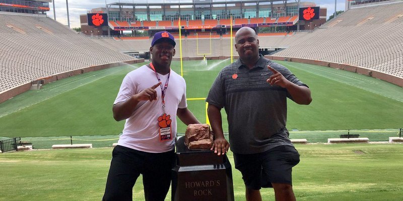 Sorrells poses with defensive line coach Todd Bates. (Photo courtesy of Jaquaze Sorrells Twitter)