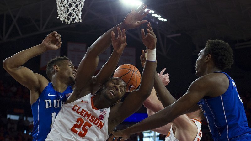 Aamir Simms is hammered inside (Photo by Josh Kelly, USAT)