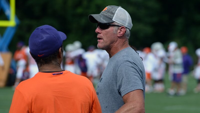 Favre watches part of Wednesday's practice 