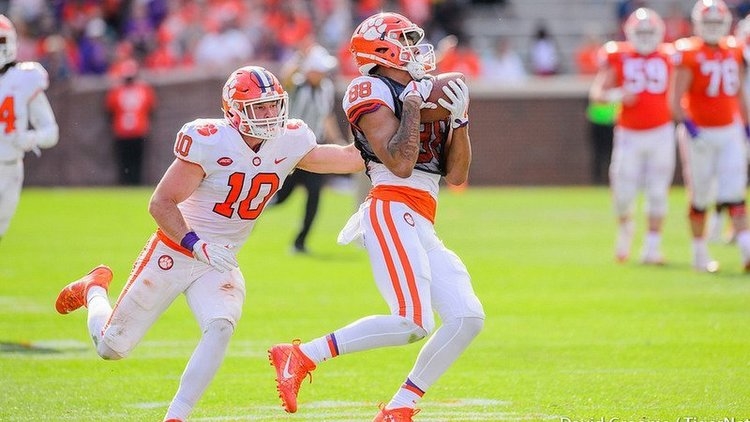Braden Galloway makes a catch during the spring game