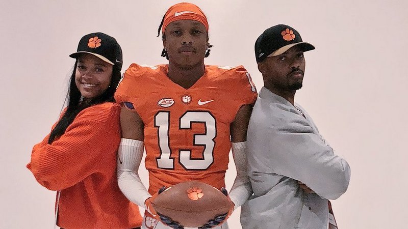 Jennings poses with his family on Clemson visit