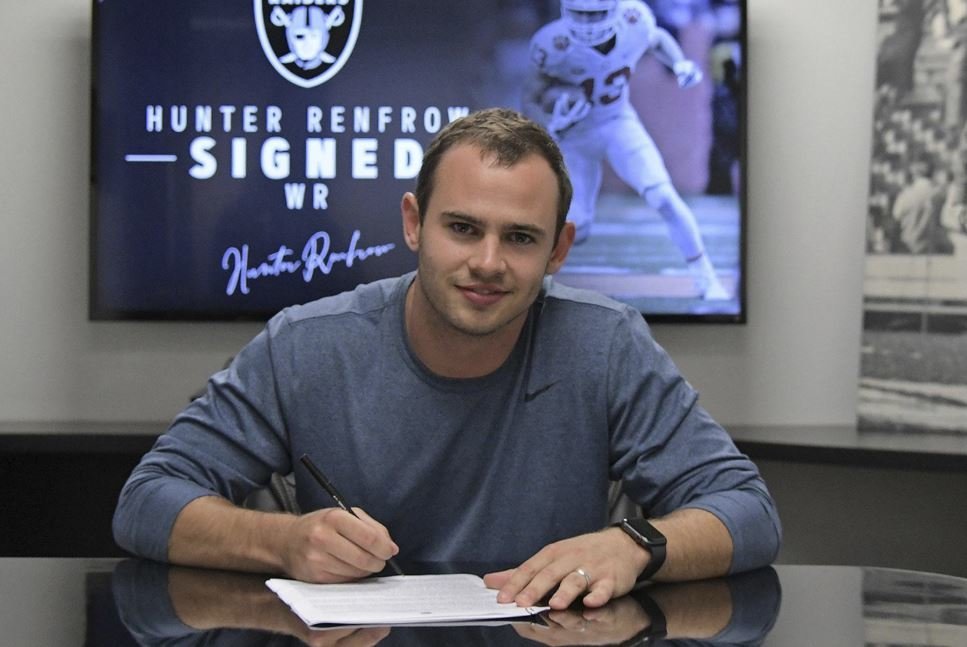 Hunter Renfrow signs contract with Raiders