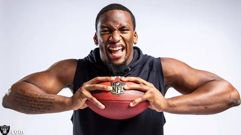 Clelin Ferrell signs NFL rookie contract