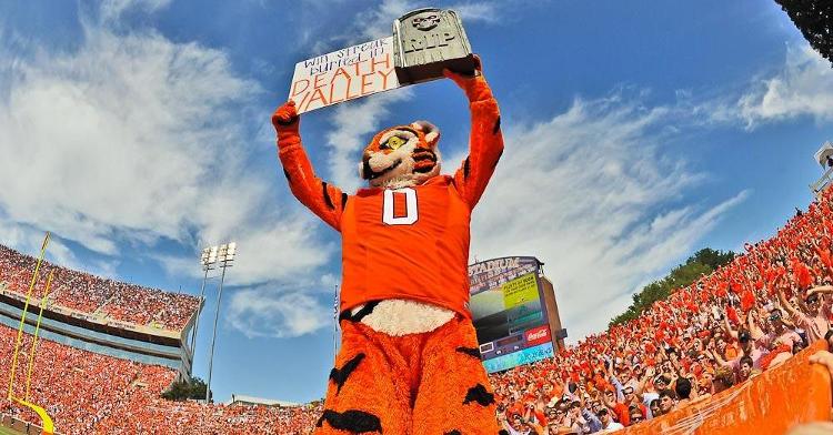 The Tiger tells the crowd that Auburn's 17-game winning streak is over