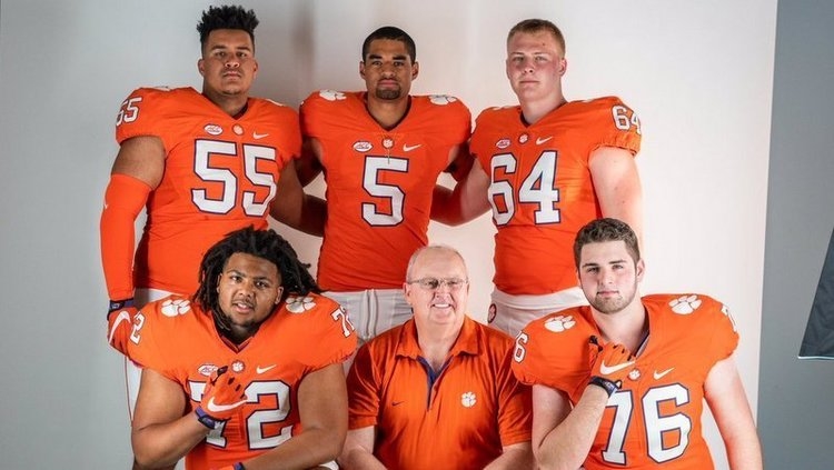 Mayes, bottom left corner, poses with his fellow line commits and Uiagalelei