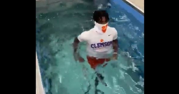 WATCH­: Justyn Ross doing rehab work in pool