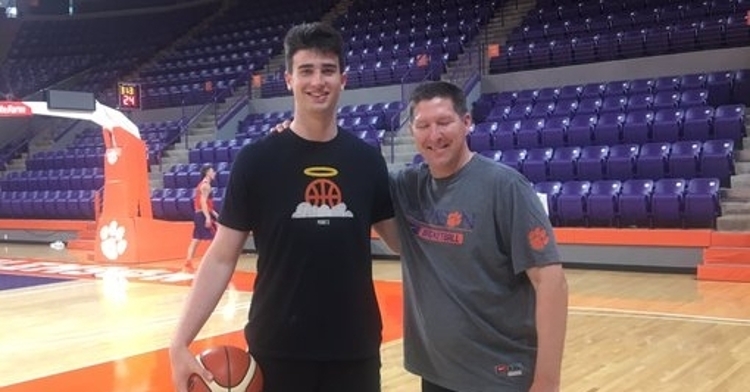 Wiznitzer poses with Clemson head coach Brad Brownell