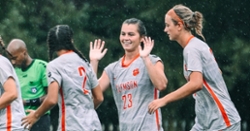 Le football féminin de Clemson domine le match pluvieux pour exclure les alpinistes